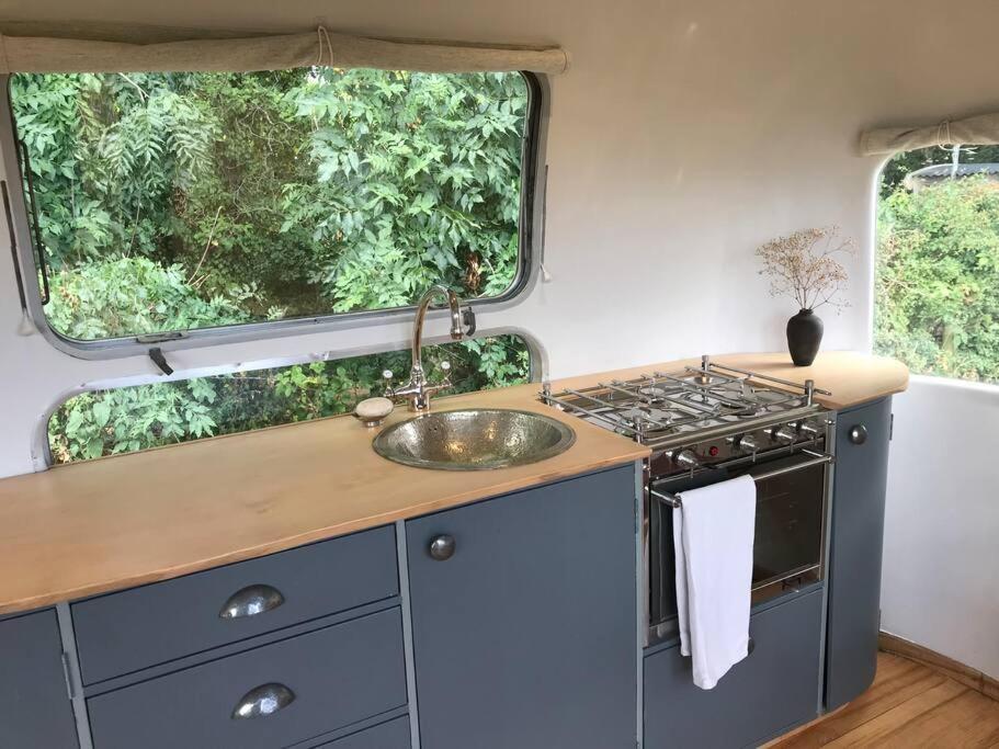 Airstream, Vintage American Caravan & Hottub Ashburton Bagian luar foto