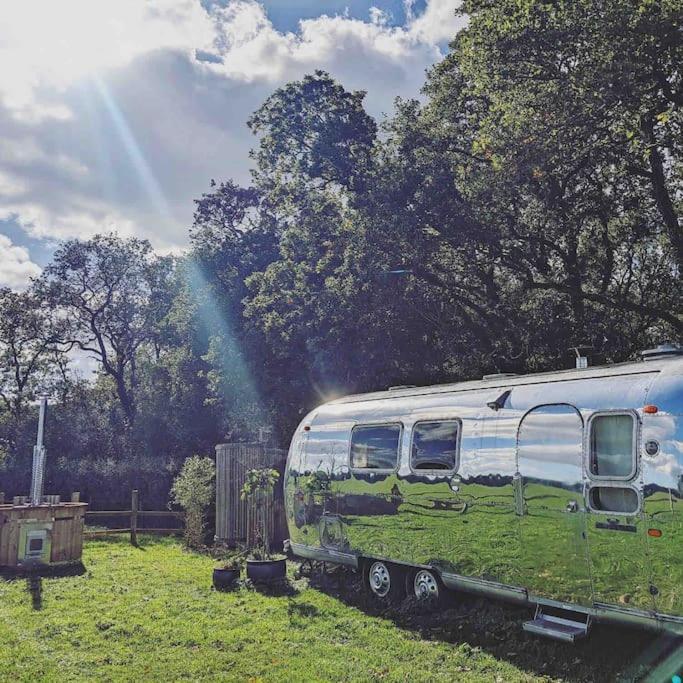 Airstream, Vintage American Caravan & Hottub Ashburton Bagian luar foto