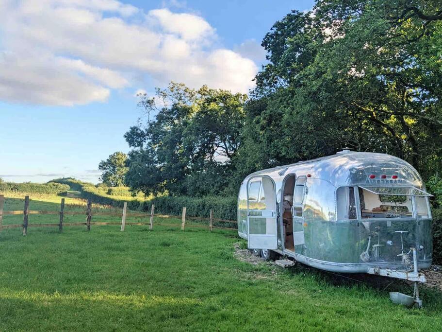 Airstream, Vintage American Caravan & Hottub Ashburton Bagian luar foto