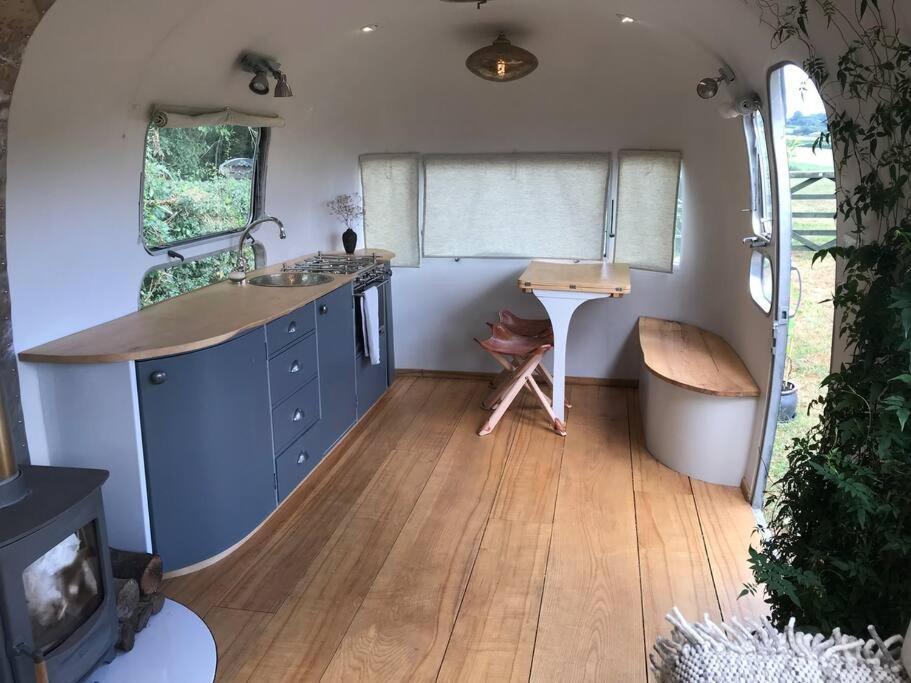 Airstream, Vintage American Caravan & Hottub Ashburton Bagian luar foto